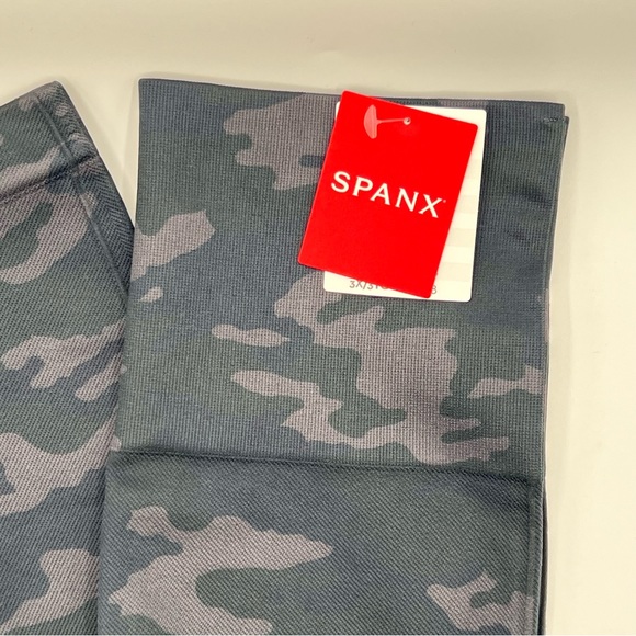 Spanx “Look at me now” leggings cropped length.Black Camo XS - Picture 4 of 6